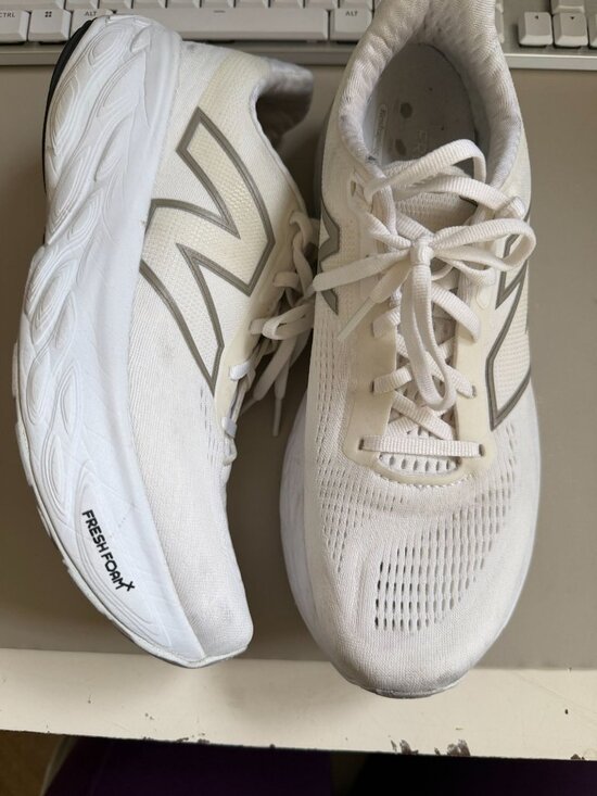 NEW BALANCE WOMENS 1080V14 FRESH FOAM WHITE/LIGHT GOLD METALLIC SZ 10 - Picture 1 of 5